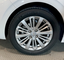 PEUGEOT 208 1.2 PURETECH SIGNATURE 110