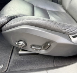 VOLVO XC60 PLUS B4 D DARK AUTO