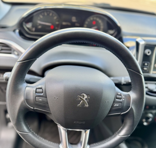 PEUGEOT 208 1.2 PURETECH SIGNATURE 110