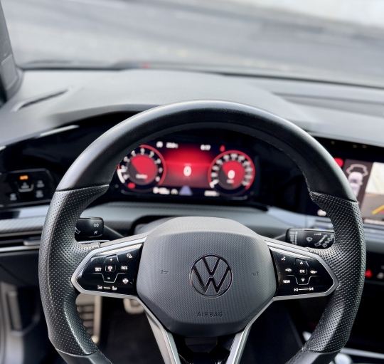 VOLKSWAGEN GOLF 8 R-LINE TSI 150CV