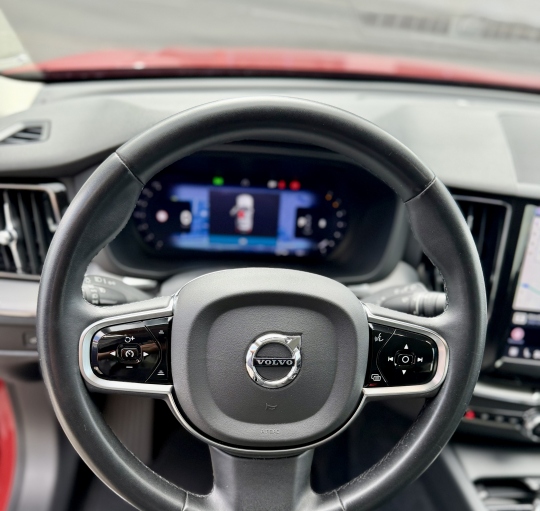 VOLVO XC60 PLUS B4 D DARK AUTO