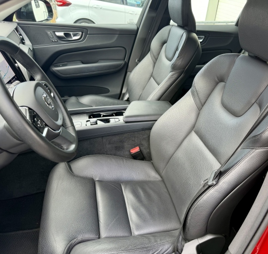 VOLVO XC60 PLUS B4 D DARK AUTO