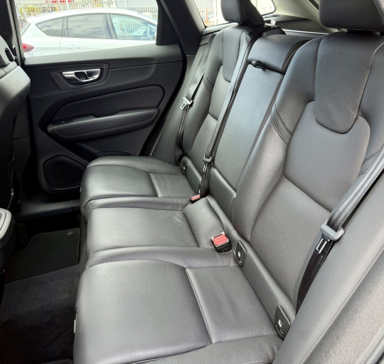 VOLVO XC60 PLUS B4 D DARK AUTO