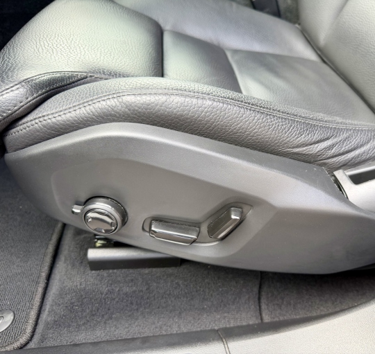 VOLVO XC60 PLUS B4 D DARK AUTO